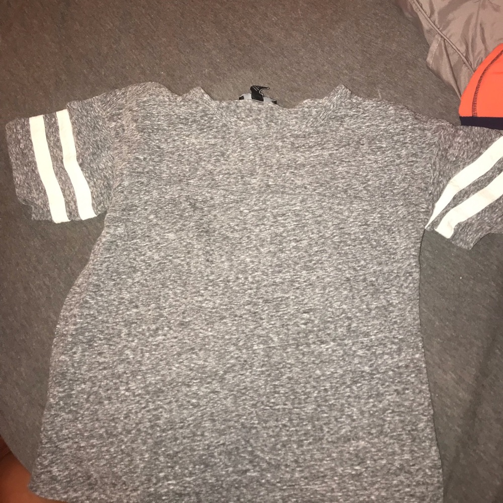 gray sleeve striped shirt